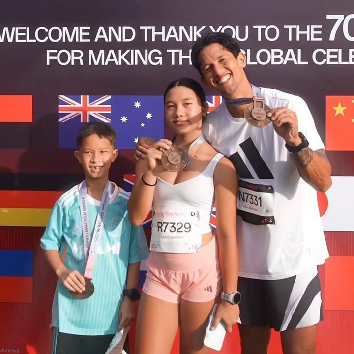 <p>Momen marathon ini jadi ajang<em> quality time</em> yang seru bagi keluarga Irfan Bachdim. Ayah empat anak itu mengaku sangat bangga karena anaknya berhasil menyelesaikan lomba dan membawa pulang medali, Bunda. "SAYA AYAH YANG BANGGA! Dan beruntung memiliki anak-anak luar biasa yang menginspirasi saya! Kalian bisa melakukan apa pun yang kalian inginkan. Mama &amp; Papa selalu ada untuk mendukung kalian," tambah Irfan. (Foto: Instagram @ibachdim)</p>