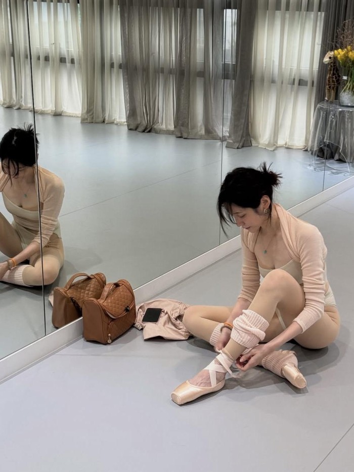Jika kamu ingin mencobanya, ada beberapa hal yang perlu kamu siapkan sebelum melakukan ballet workout. Kamu perlu menyiapkan pakaian yang nyaman dan fleksibel, kaos kaki dan sepatu balet, kemudian jangan lupa menggunakan matras agar lebih aman.
