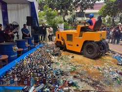 Bikin Rugi Negara, Ribuan Botol Miras-Belasan Juta Rokok Ilegal Dimusnahkan!