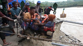 FOTO: Penyeberangan Darurat Sungai Juli Usai Banjir Bandang Aceh