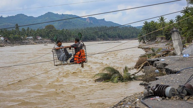 BNPB melaporkan tiga daerah di Aceh masih terisolasi akibat banjir dan longsor. Akses darat sulit, hanya bisa dijangkau dari udara.