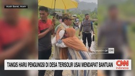 VIDEO: Tangis Haru Pengungsi di Desa Terisolir Usai Mendapat Bantuan