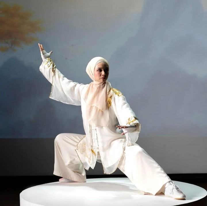 <p>Lindswell Kwok dikenal sebagai salah satu atlet wushu kebanggaan Indonesia, Bunda. Perempuan kelahiran 24 September 1991 ini mengukir prestasinya dengan membawa pulang medali emas di ajang Asian Games 2018. (Foto: Instagram @lindswell_k)</p>