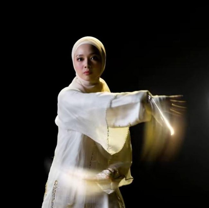 <p>Lindswell diketahui sempat memilih untuk pensiun dari wushu usai dipersunting oleh sesama rekannya, yakni Achmad Hulaefi, pada 9 Desember 2018. Pernikahan mereka pun sempat ramai diperbincangkan karena Lindswell memutuskan untuk menjadi mualaf, Bunda. (Foto: Instagram @lindswell_k)</p>