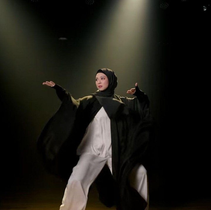 <p>Dari pernikahannya dengan Achmad Hulaefi, Lindswell kini telah dikaruniai tiga anak laki-laki. Setelah cukup lama tidak tampil di dunia wushu, baru-baru ini ia kembali menunjukkan kepiawaiannya, Bunda. (Foto: Instagram @lindswell_k)</p>