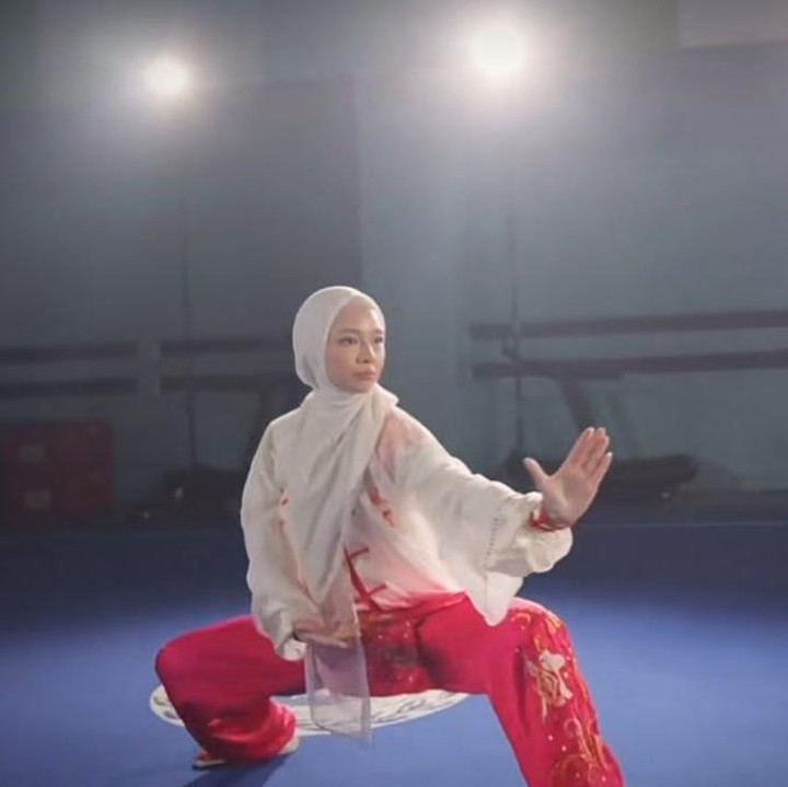 <p>Selain berjaya di ajang Asian Games, Lindswell juga pernah meraih medali emas pada Kejuaraan Dunia Wushu tahun 2013 untuk nomor taijijian dan tahun 2009 untuk nomor taijiquan, seperti dikutip dari <em>detikcom</em>. Baru-baru ini, ia juga terlihat berkolaborasi dengan Krisdayanti dan kembali memamerkan kemampuan wushunya, Bunda. (Foto: Instagram @lindswell_k)</p>
