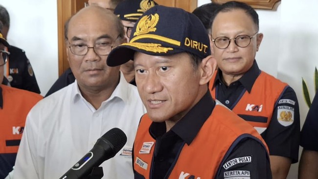 PT KAI (Persero) memperbaiki jalur kereta api lintas Medan - Binjai yang rusak parah akibat banjir bandang yang melanda Sumatra Utara.