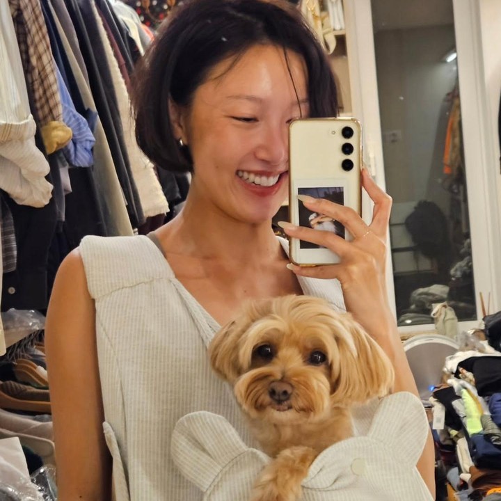 <p>Rapper dari girlgroup Mamamoo ini dikenal dengan <em>image</em> rambut panjangnya yang indah. Akan tetapi, khusus single <em>Good Goodbye</em>, Hwasa mempersembahkan dirinya dengan potongan rambut pendek yang fresh dan berani. (Foto: Instagram @_mariahwasa)</p>