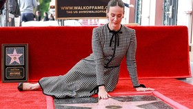 FOTO: Sarah Paulson Dapat Bintang Hollywood Walk of Fame