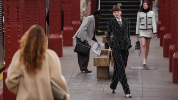 FOTO: Denyut Perkotaan dalam Koleksi Metiers d'Art Chanel 2026