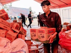 Tembus Aceh Tamiang, Kemensos Kirim Logistik dengan Kapal & Helikopter