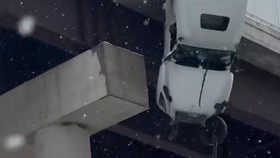 Detik-detik Evakuasi Truk yang Nyaris Terjun dari Jembatan di AS