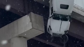 Detik-detik Evakuasi Truk yang Nyaris Terjun dari Jembatan di AS