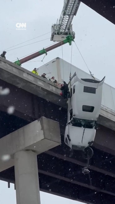Detik-detik Evakuasi Truk yang Nyaris Terjun dari Jembatan di AS