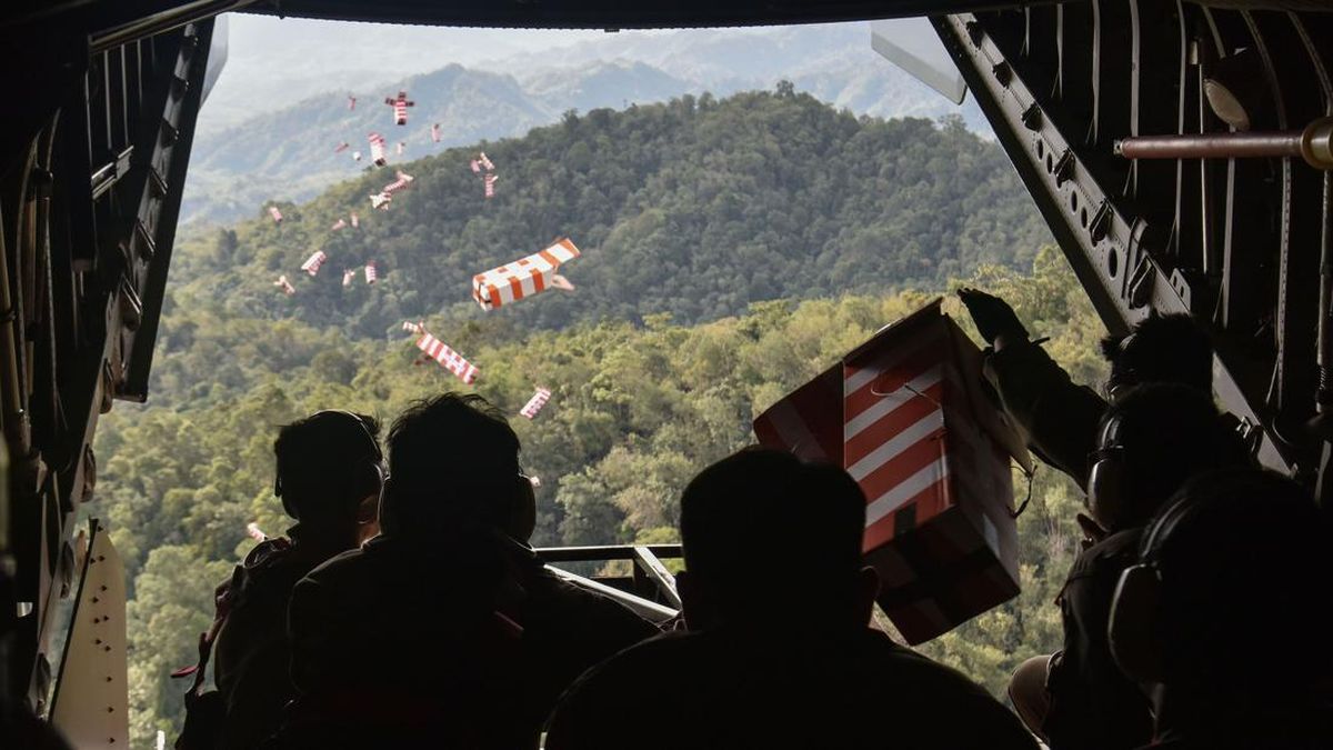 TNI Pastikan Tak Lagi Lempar Bantuan Korban Banjir Sumatra dari Heli