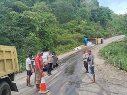 Truk Terguling di Amfoang Kupang, 4 Ton Beras-Migor Berserakan di Aspal