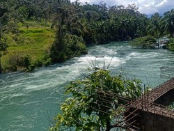Sungai Ombilin Sumbar Membiru Bak di Swiss Meski Banjir, Jadi Tontonan Warga