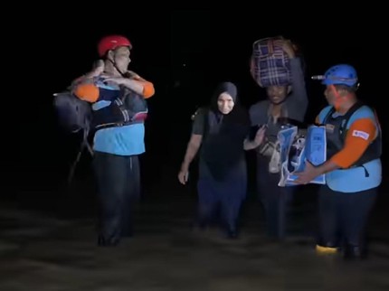 Kisah Pasutri Korban Banjir Aceh Terpaksa Jalan Kaki dan Kelaparan, Istri Sampai Pingsan