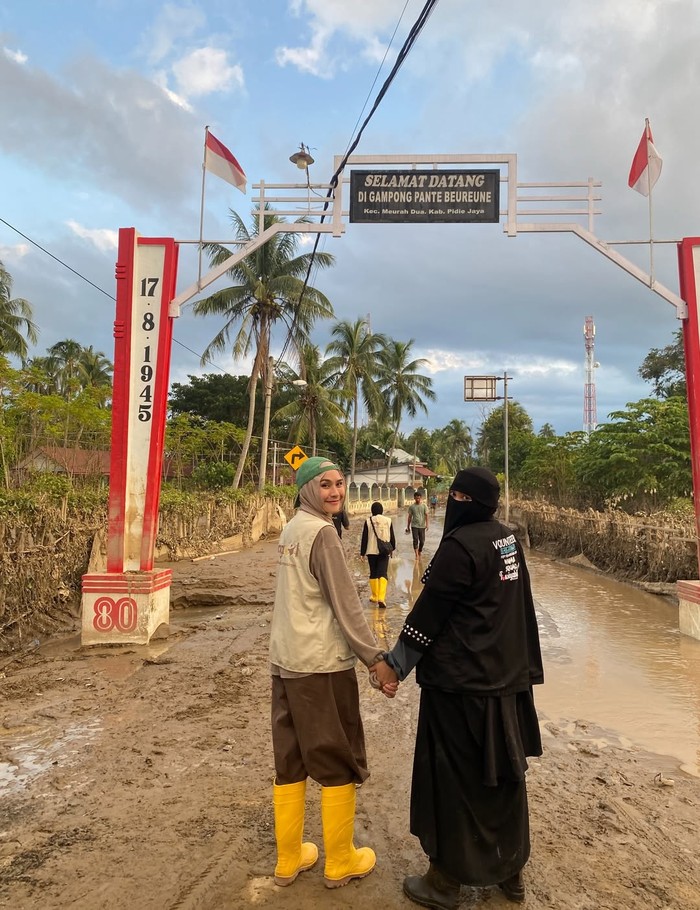 Zaskia Adya Mecca terjun ke lokasi bencana di Pidie, Aceh. Ia membagikan potret miris dampak bencana serta momen-momen saat ia berinteraksi dan menyalurkan bantuan kepada para korban yang terdampak.