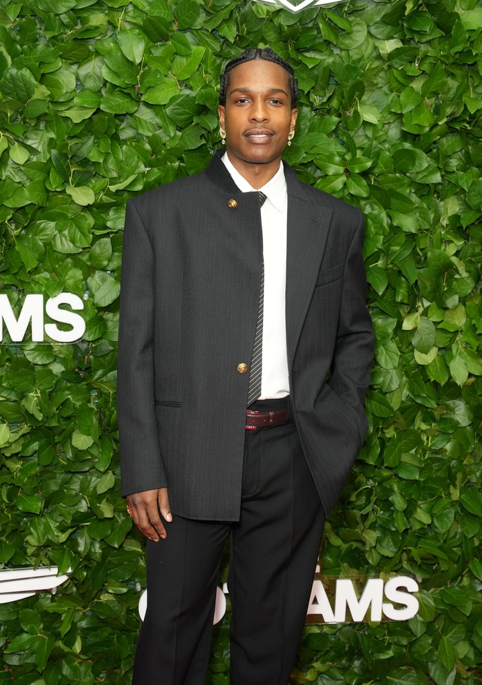 A$AP Rocky turut menghadiri Gotham Awards 2025, Beauties. Rapper yang masuk nominasi Breakthrough Performer Award itu tampak rapi dan formal mengenakan jaket Chanel wol bergaris hitam-navy dengan celana panjang yang serasi, serta kemeja rona gading berbahan silk. Pasangan Rihanna itu sempurnakan gaya dengan Chanel High Jewerly, yakni anting 