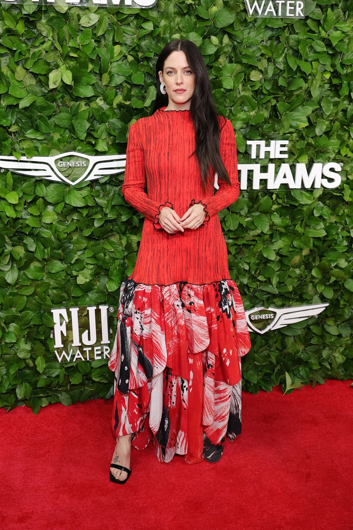 Riley Keough tampil berani dalam balutan koleksi Chanel Spring/Summer 2026 berupa cotton crepe dress rona merah. Corak dan tekstur nuansa artsy membuat gaya bintang serial Daisy Jones & The Six itu standout./ Foto: Courtesy of Chanel/Variety via Getty Images/John Nacion