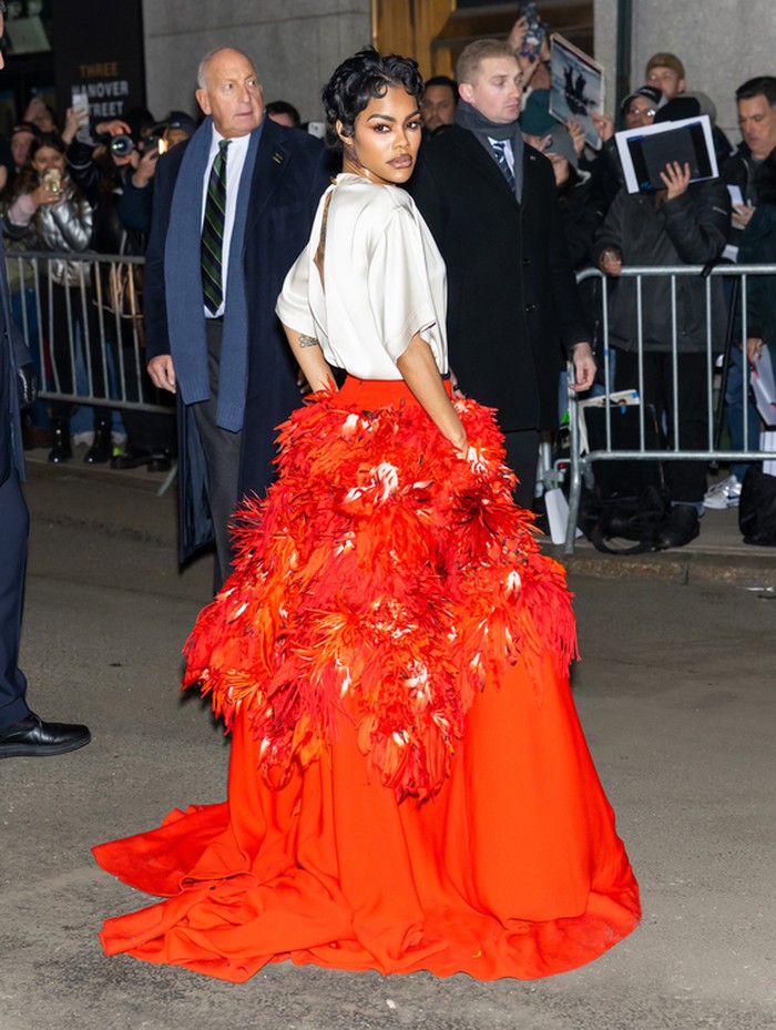 Teyana Taylor memukau publik lewat busana Chanel yang bak karya seni. Atasan satin putih dipadukan dengan rok statement, yaitu poppy silk skirt, seluruhnya koleksi Chanel Spring/Summer 2026. / Foto: Courtesy of Chanel/Variety via Getty Images/John Nacion