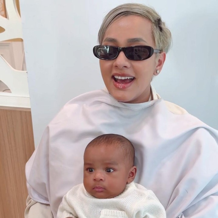 <p>"Hadiah Natal terbaik dari Papaaa Santa. Selamat 3 bulan Benny Ben kami mencintaimu. Udah mau jalan aja yaa masih 3 bulan anak madreeeee gumuy mbuletsss," tulis Kimmy menilik dari akun Instagram <em>@kimmyjayanti</em>. (Foto: Instagram @kimmyjayanti)</p>