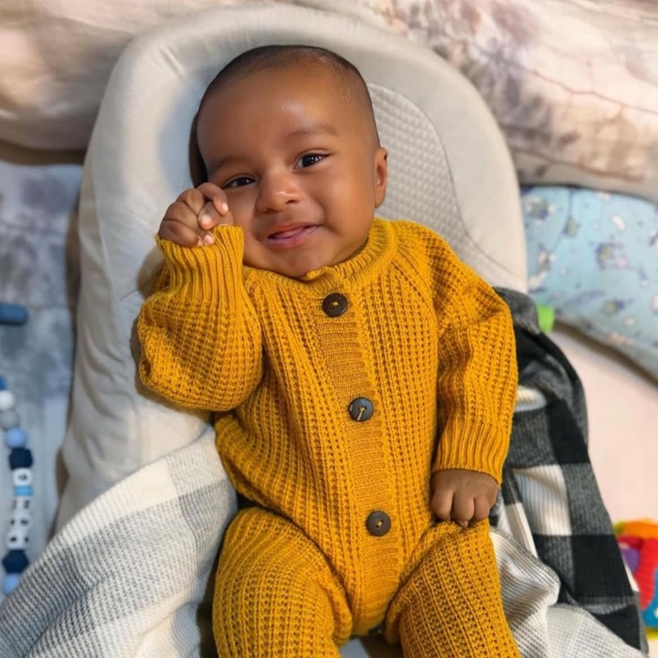 <p>Ben tumbuh dengan paras yang tampan mewarisi darah sang Ayah yang berasal dari Nigeria. Senyuman manis dengan pipinya yang <em>chubby</em>&nbsp;selalu berhasil bikin netizen gemas melihatnya, Bunda. (Foto: Instagram @kimmyjayanti)</p>