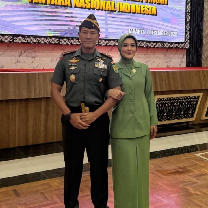 <p>Nama Juliana Moechtar semakin jarang muncul di layar kaca karena ia fokus pada kesibukan barunya, Bunda. Setelah menikah dengan anggota TNI, Nur Wahyudi, Juliana kini aktif menjalani perannya sebagai Ibu Persit. (Foto: Instagram @julianamoechtar)</p>