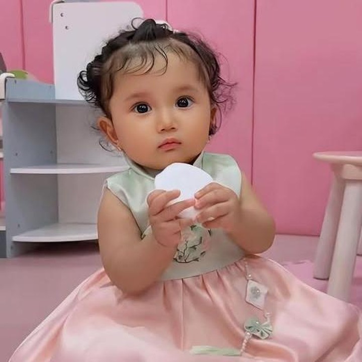 <p>Enggak cuma wajahnya saja yang bikin gemas, dirinya kerap tampak mengenakan pakaian yang <em>fashionable</em>. Dalam salah satu potretnya, ia tampak cantik mengenakan <em>dress</em> <em>soft</em> <em>pink</em> lengkap dengan rambutnya yang dikuncir. (Foto: Instagram @kikysaputrii)</p>