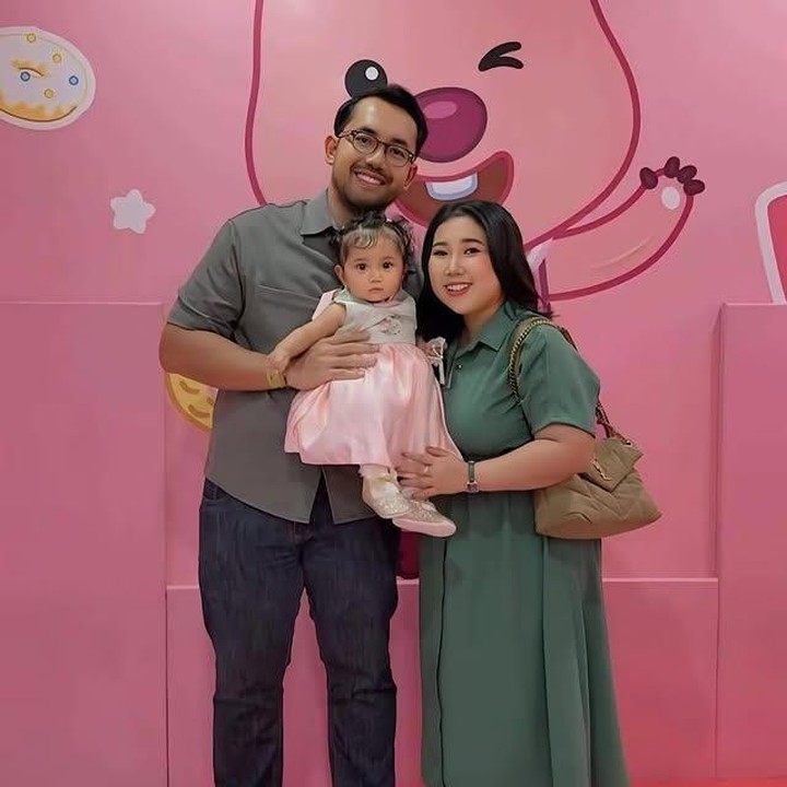 <p>Komika sekaligus presenter Kiky Saputri melahirkan anak pertamanya setelah menikah dengan Muhammad Khairi. Putrinya yang diberi nama Kayesha Nadha Khairi, lahir pada 20 Februari 2025. Si Kecil yang akrab disapa <em>Baby</em> Kayya ini kini sudah genap berusia sembilan bulan. (Foto: Instagram @kikysaputrii)</p>