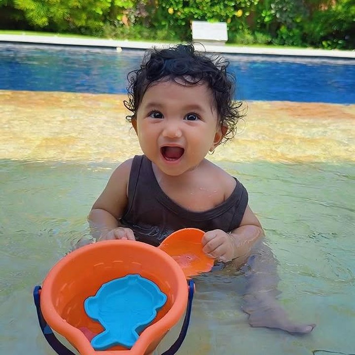 <p>Setiap kali fotonya tersebar di media sosial, <em>Baby</em> Kayya selalu berhasil mencuri perhatian karena wajahnya terlihat begitu menggemaskan, Bunda. Sejak awal kelahirannya, paras manisnya pun langsung jadi sorotan netizen. (Foto: Instagram @kikysaputrii)</p>