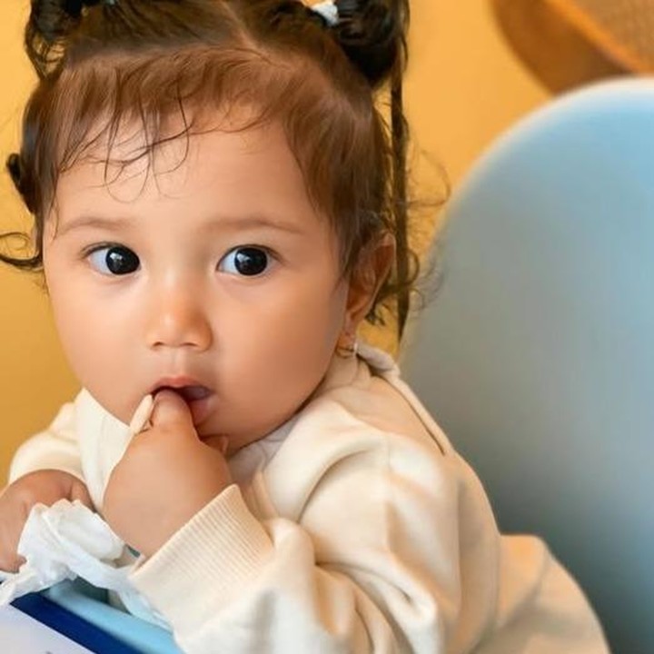 <p>Tidak sedikit juga netizen yang menyebut kalau&nbsp;<em>Baby</em> Kayya ini semakin bertambah cantik. Matanya yang besar dan berbinar membuat Kayya sering kali disebut bak boneka hidup, Bunda. (Foto: Instagram @kikysaputrii)</p>