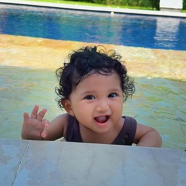 <p>Salah satunya datang dari Instagram<em> @sil****</em> yang mengatakan, "Mashaallah pengen tak uyel-uyel si boneka idup". "Mukanya imuet.. kayak bonekaa," tulis <em>@kik****</em>. "Ehhh ada boneka Barbie lagi berendam...jgn lama" ya, ntar masuk angin," komentar <em>@rin****.</em> (Foto: Instagram @kikysaputrii)</p>