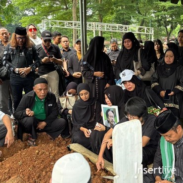 7 Potret Pemakaman Epy Kusnandar