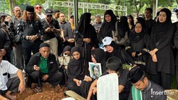 7 Potret Pemakaman Epy Kusnandar