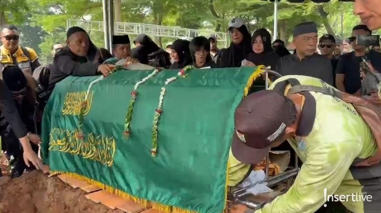 7 Potret Pemakaman Epy Kusnandar
