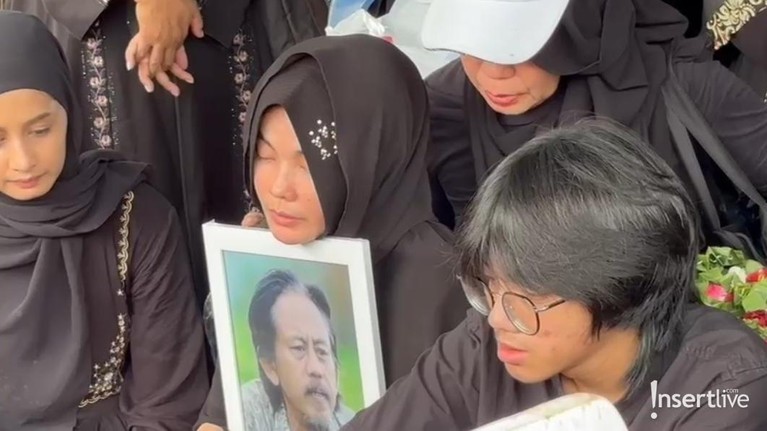 7 Potret Pemakaman Epy Kusnandar