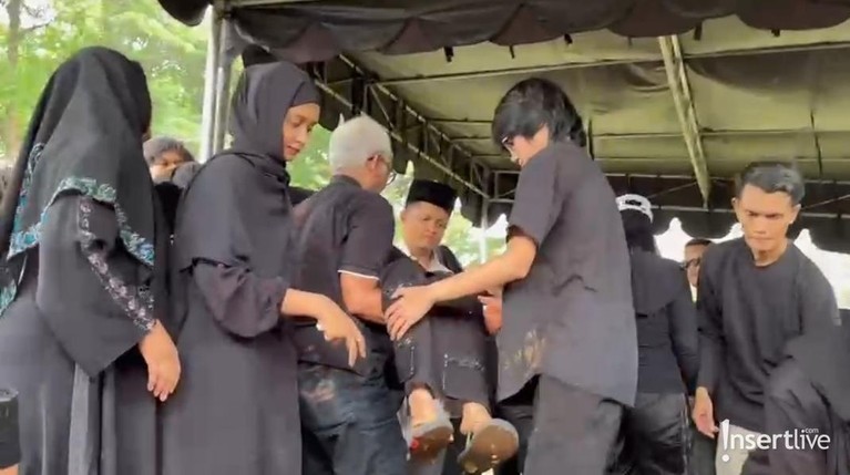 7 Potret Pemakaman Epy Kusnandar