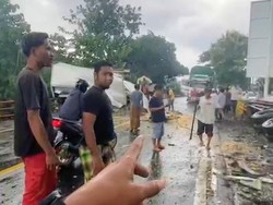 Adu Banteng 2 Truk Boks di Pantura Situbondo