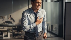 Waspada Nyeri Dada Saat Dikejar Deadline, Bisa Jadi Sinyal Bahaya
