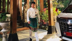 7 Gaya Estetik Agung Surahman Aspri Prabowo yang Bikin Konten di Lokasi Banjir Sumatra