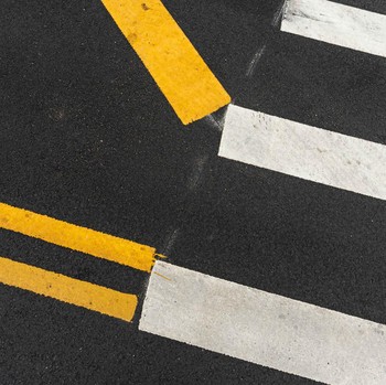  Arti dan Perbedaan Marka Jalan Warna Putih dan Kuning, Sudah Tahu?