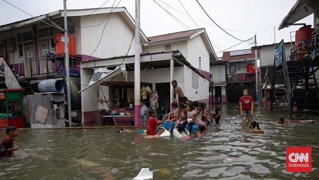 Ratusan warga Pademangan Timur, Jakarta Utara, mengungsi akibat banjir.