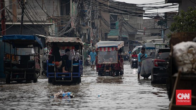 BPBD Jakarta Utara melaporkan banjir rob masih merendam satu RT di Pluit dengan ketinggian 5-10 cm. Tiga RT lainnya mulai surut.