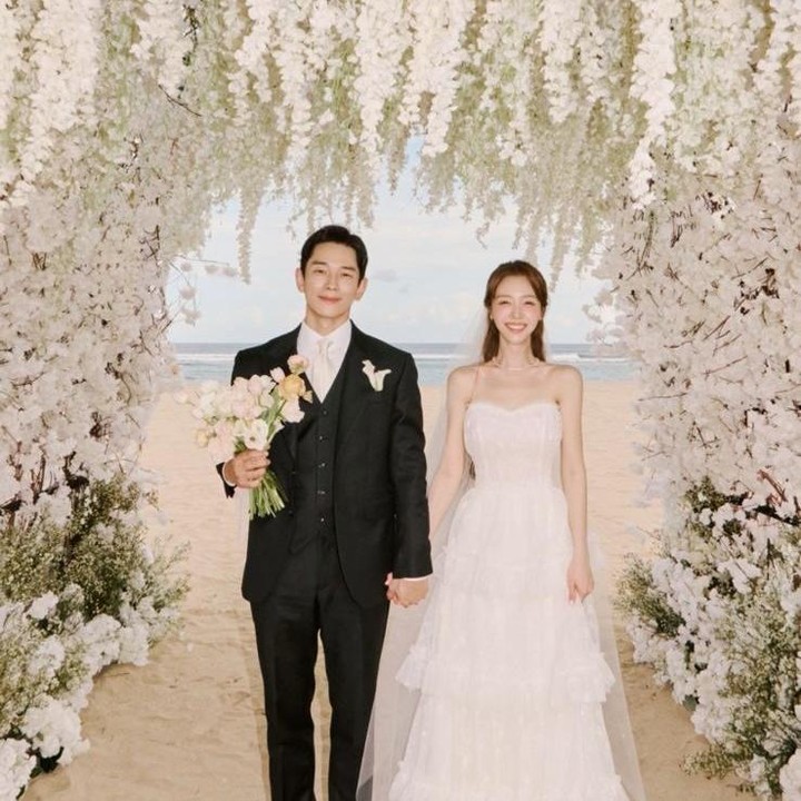 <p>Bintang drama Korea <em>Moon in the Day</em> ini diketahui bertemu dengan Bang Min Ah sejak 2016. Keduanya sering tampil bersama dalam beberapa proyek dan dari sana mereka menjadi semakin dekat hingga ke jenjang serius. (Foto: Instagram @onjuwan1211)</p>