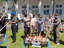 Pemkab Lobar Musnahkan 939.921 Rokok Ilegal dan 1.904 Botol Miras