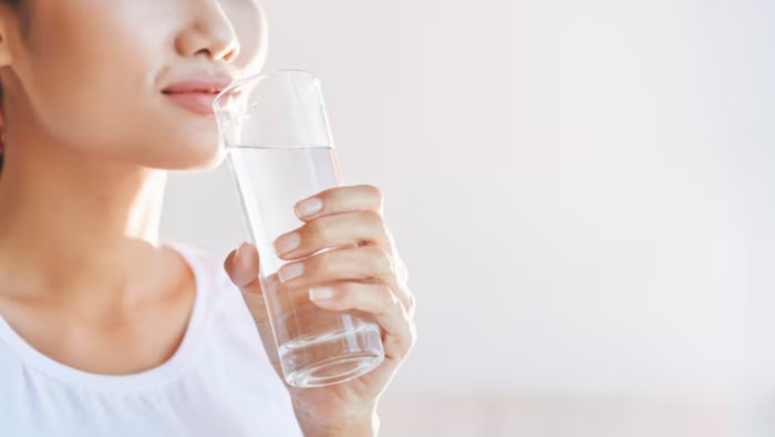 Cara Menjaga Kesehatan Dengan Minum Air Cukup Saat Cuaca Tidak Menentu/Foto: freepik.com/pressfoto