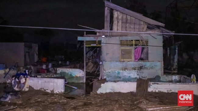 Banjir parah melanda Aceh Tamiang, lumpuhkan aktivitas di 12 kecamatan. Warga terjebak 5 hari tanpa bantuan hadapi bencana bak tsunami.