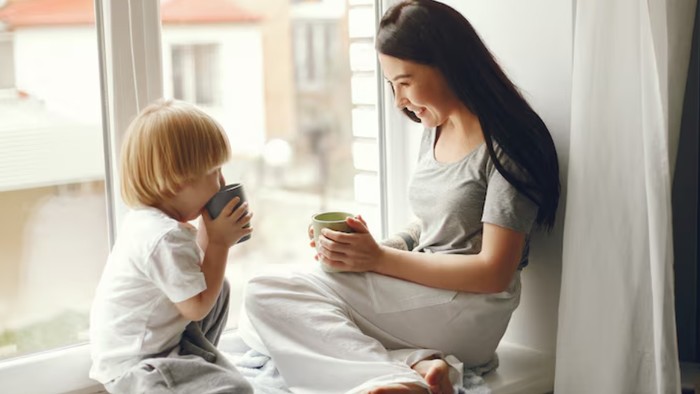 Ciptakan momem membangun koneksi dengan tulus. Bisa dengan kontak mata, senyuman, dan pelukan/Foto: freepik.com/prostooleh